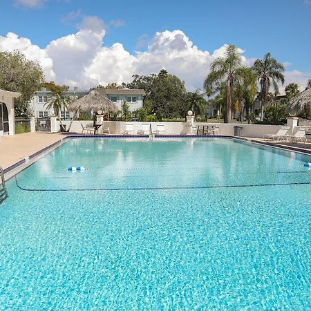 Tradewinds Retreat - Pool, 15 min to Clearwater Beach Apartment Exterior photo