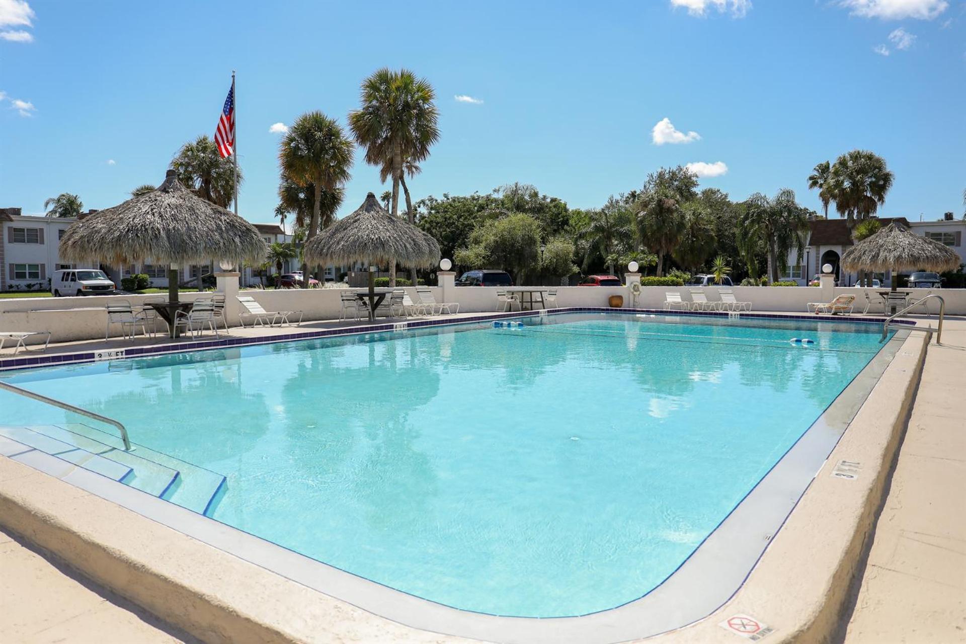 Tradewinds Retreat - Pool, 15 min to Clearwater Beach Apartment Exterior photo